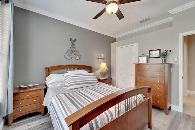 bedroom with crown molding, light wood-type flooring, baseboards, and ceiling fan