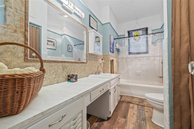 916 E Broad St, Tampa, FL 33604 - bathroom featuring toilet, wood finished floors, tile walls, vanity, and shower / bath combination with curtain