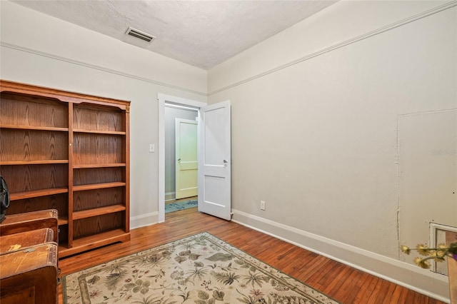 916 E Broad St, Tampa, FL 33604 - unfurnished room featuring wood finished floors, baseboards, and a textured ceiling