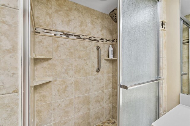 10216 Regal Dr Unit 310, Largo, FL 33774 - bathroom with a tile shower
