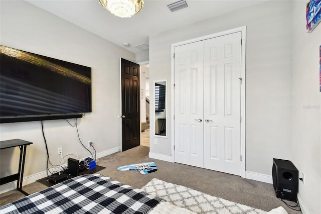 unfurnished bedroom featuring carpet flooring, a closet, baseboards, and a chandelier