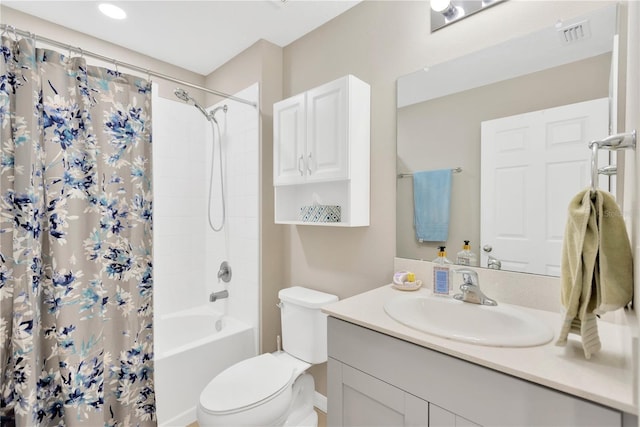 full bath featuring vanity, toilet, shower / bath combo with shower curtain, and baseboards