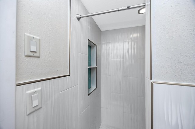 6536 115th Ln, Seminole, FL 33772 - bathroom view of a tile shower and a textured wall