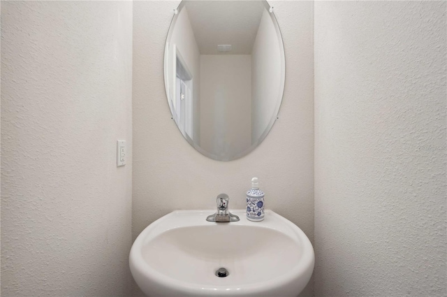 32965 Kaloko Rd, Wesley Chapel, FL 33543 - bathroom featuring a sink and a textured wall