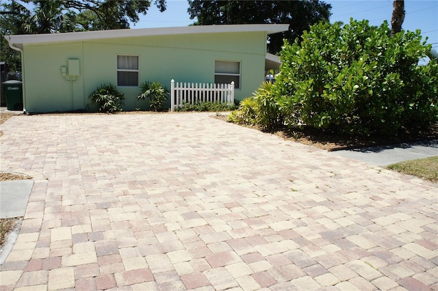 view of front of property featuring fence