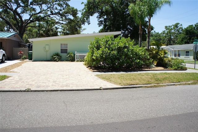 view of front of house with fence and driveway