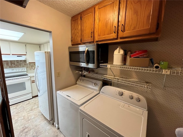 2406 Cypress Pond Rd Unit 2406, Palm Harbor, FL 34683 - laundry room with independent washer and dryer, a skylight, a textured ceiling, and cabinet space
