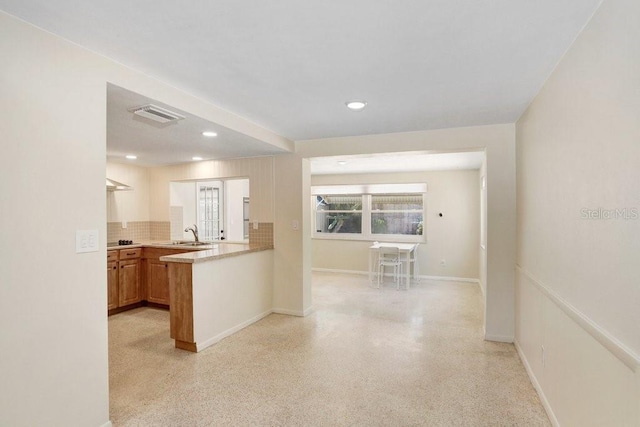 3247 Kimberly Oaks Dr, Holiday, FL 34691 - kitchen with plenty of natural light, light countertops, tasteful backsplash, a peninsula, and recessed lighting