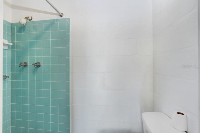 3247 Kimberly Oaks Dr, Holiday, FL 34691 - full bathroom featuring tiled shower and toilet
