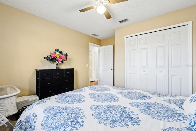 4422 Evergreen Forest Loop, Kissimmee, FL 34758 - bedroom featuring a closet, a ceiling fan, and a textured ceiling