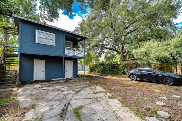 902 W Columbus Dr, Tampa, FL 33602 - view of front of home with stairs and fence