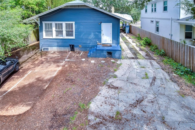 902 W Columbus Dr, Tampa, FL 33602 - back of property with crawl space and a fenced backyard