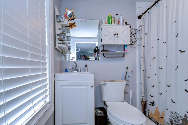 902 W Columbus Dr, Tampa, FL 33602 - full bathroom with toilet, vanity, and curtained shower