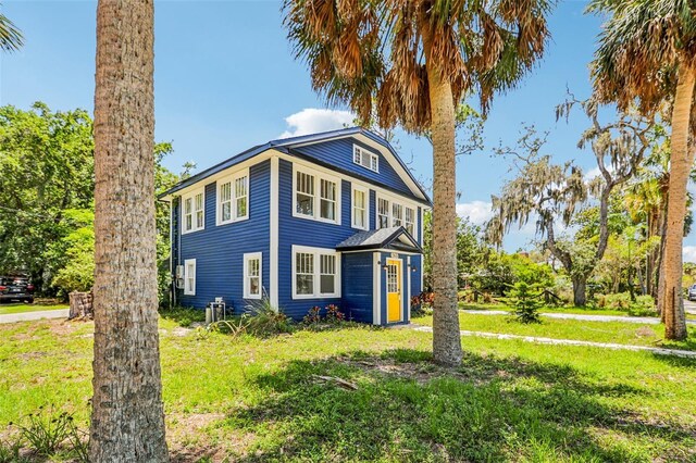 5632 Indiana Ave, New Port Richey, FL 34652 - traditional style home featuring cooling unit and a front yard