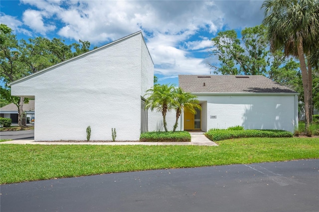 4006 Cypress Ln Unit 4006, Tampa, FL 33618 - view of front of home with stucco siding and a front lawn
