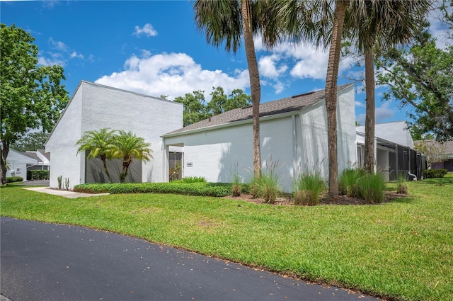 4006 Cypress Ln Unit 4006, Tampa, FL 33618 - view of side of home with stucco siding and a lawn