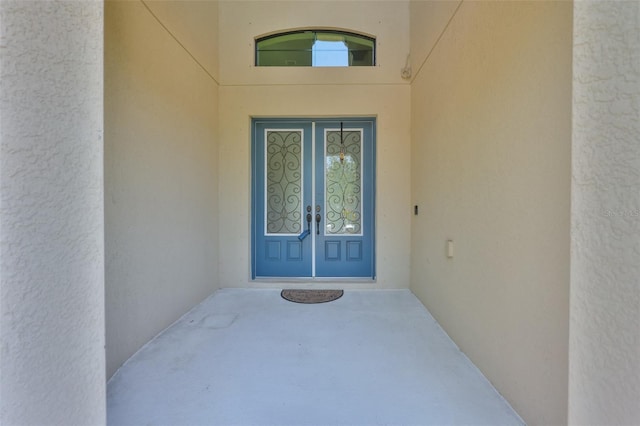 view of exterior entry with stucco siding
