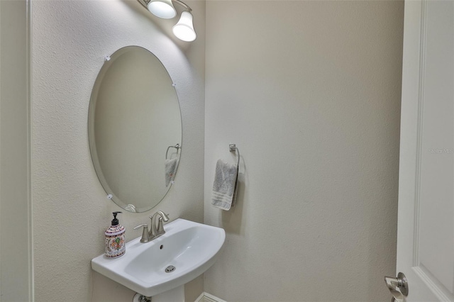 bathroom featuring a sink