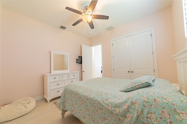 2484 SW 33rd Cir, Okeechobee, FL 34974 - bedroom featuring light wood-style flooring, a closet, and ceiling fan