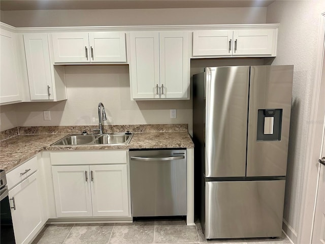 1253 Dosseywood Ln, Lakeland, FL 33811 - kitchen featuring stainless steel appliances, a sink, white cabinets, and light countertops