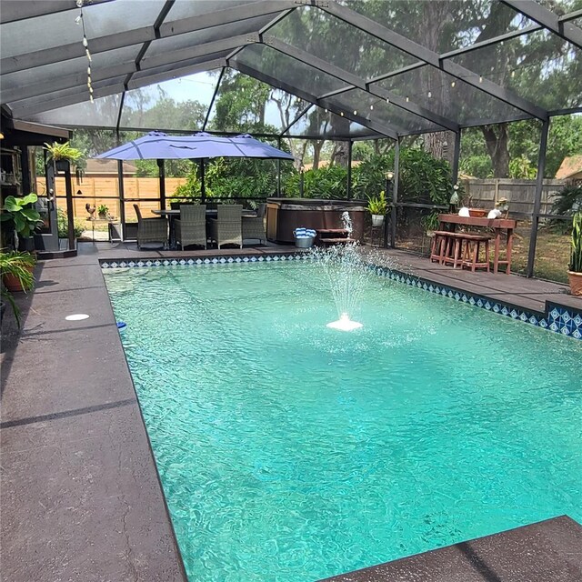 314 Bloomingfield Dr, Brandon, FL 33511 - swimming pool with a hot tub, a fenced backyard, a lanai, and a patio area