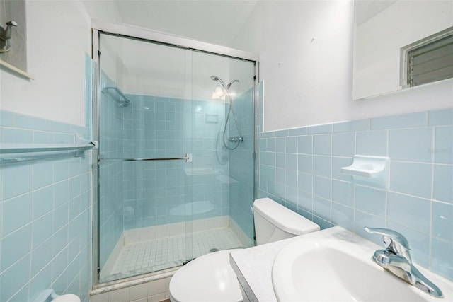 2002 Australia Way E Unit 66, Clearwater, FL 33763 - full bath with tile walls, toilet, a stall shower, vanity, and wainscoting