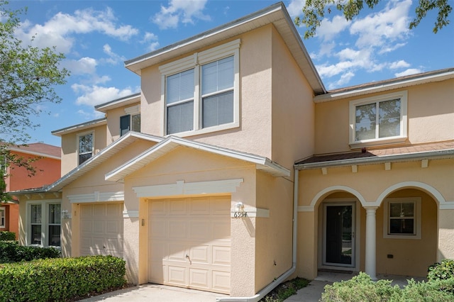 6954 Hawthorne Trace Ln, Riverview, FL 33578 - view of front facade with stucco siding, driveway, and an attached garage