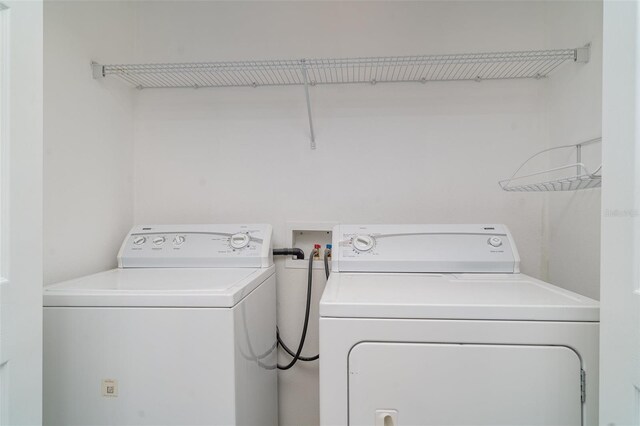 6954 Hawthorne Trace Ln, Riverview, FL 33578 - laundry room with washing machine and dryer
