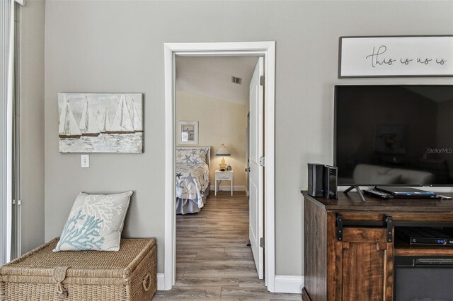 3520 51st Ave W, Bradenton, FL 34210 - corridor featuring wood finished floors, vaulted ceiling, and baseboards
