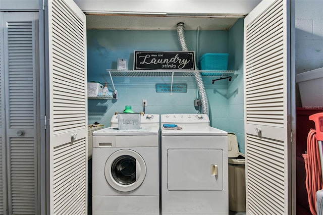 3520 51st Ave W, Bradenton, FL 34210 - laundry area featuring washer and clothes dryer