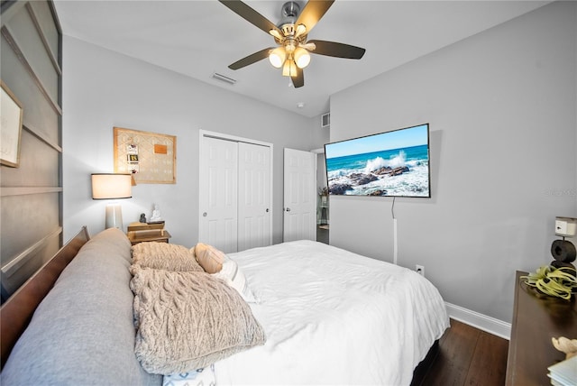 bedroom featuring dark wood-style floors, baseboards, a closet, and a ceiling fan