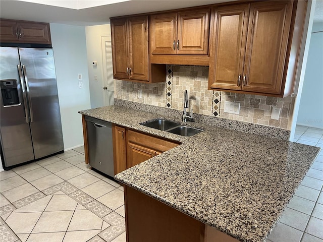 647 Fairmont Ave Unit C, Safety Harbor, FL 34695 - kitchen with stainless steel appliances, a sink, a peninsula, and tasteful backsplash