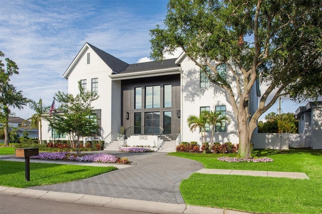 2902 S Beach Dr, Tampa, FL 33629 - modern farmhouse with stucco siding and a front yard