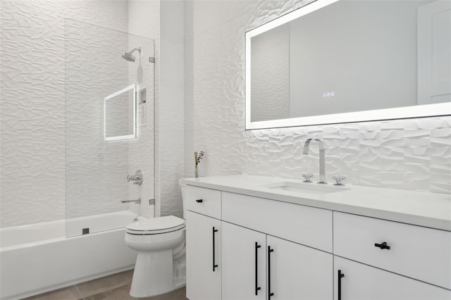 2902 S Beach Dr, Tampa, FL 33629 - full bathroom featuring a textured wall, toilet, tub / shower combination, and vanity