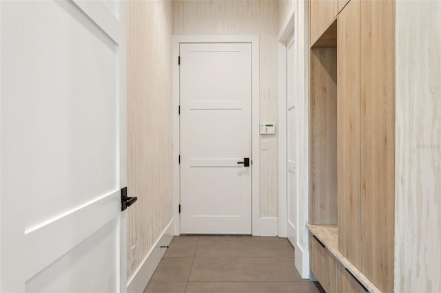 2902 S Beach Dr, Tampa, FL 33629 - mudroom featuring light tile patterned flooring and baseboards