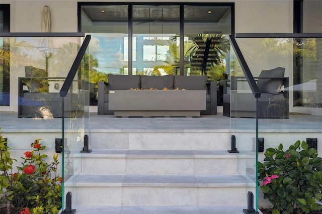 2902 S Beach Dr, Tampa, FL 33629 - entrance to property featuring stucco siding and a patio area