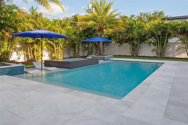 2902 S Beach Dr, Tampa, FL 33629 - view of pool featuring an in-ground hot tub, a fenced backyard, and a patio area