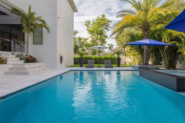 2902 S Beach Dr, Tampa, FL 33629 - outdoor pool featuring an in-ground hot tub