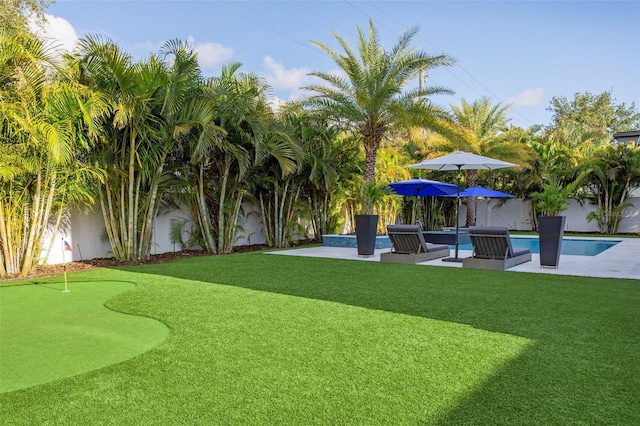 2902 S Beach Dr, Tampa, FL 33629 - surrounding community featuring an area to practice putting, a swimming pool, and a patio