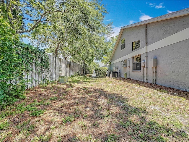 1556 Lynda Ln, Dunedin, FL 34698 - view of yard featuring fence
