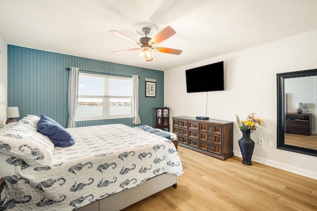 5130 Brittany Dr S Unit 604, Saint Petersburg, FL 33715 - bedroom with light wood-style floors, baseboards, and ceiling fan