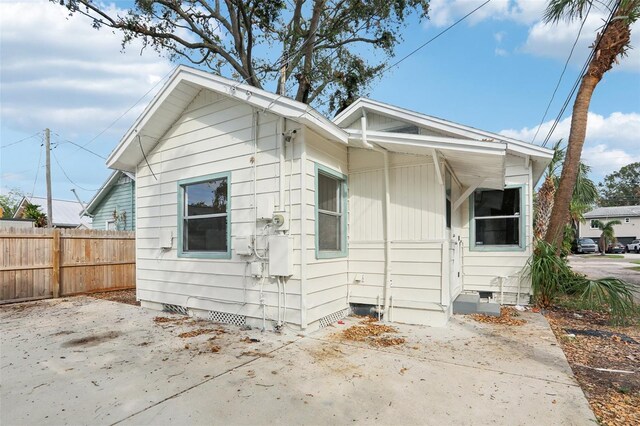 2015 3rd St S, Saint Petersburg, FL 33705 - view of side of property with crawl space and fence