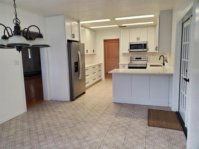 2615 Southern Oaks Pl, Plant City, FL 33566 - kitchen with appliances with stainless steel finishes, a sink, a chandelier, light countertops, and a peninsula