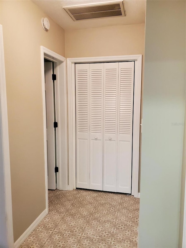 2615 Southern Oaks Pl, Plant City, FL 33566 - hall with baseboards