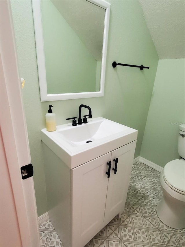 2615 Southern Oaks Pl, Plant City, FL 33566 - half bath with vanity, toilet, and baseboards