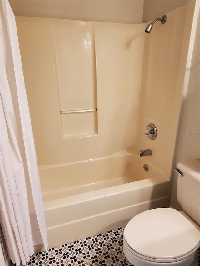 2615 Southern Oaks Pl, Plant City, FL 33566 - full bath featuring shower / tub combo, toilet, and tile patterned floors