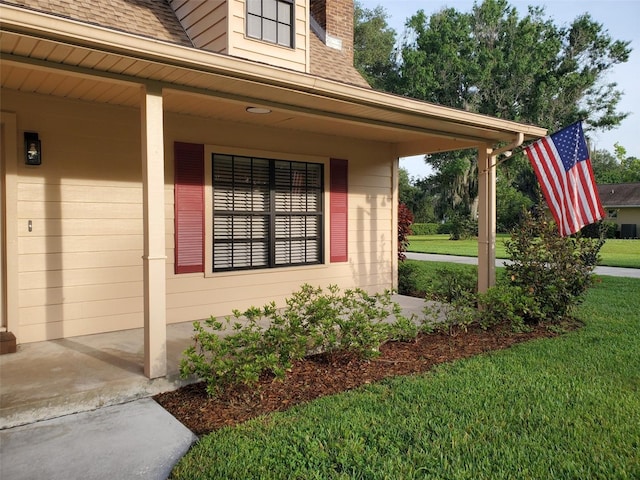 2615 Southern Oaks Pl, Plant City, FL 33566 - view of side of property featuring a yard, covered porch, and a shingled roof