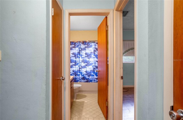 28 N Edinburgh Dr, Inverness, FL 34450 - corridor featuring a textured wall and tile patterned flooring