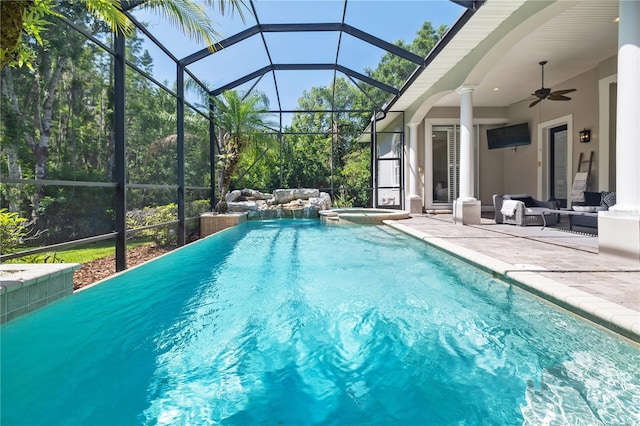 4512 Cheval Blvd, Lutz, FL 33558 - view of pool featuring a patio area, a ceiling fan, an outdoor living space, a pool with connected hot tub, and a lanai