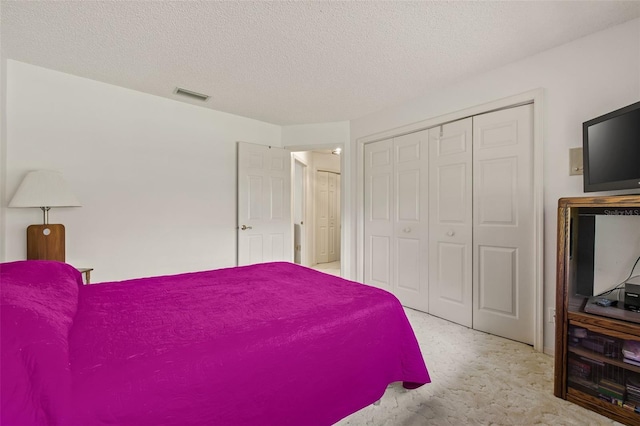 5434 Wellfield Rd, New Port Richey, FL 34655 - carpeted bedroom featuring a closet and a textured ceiling